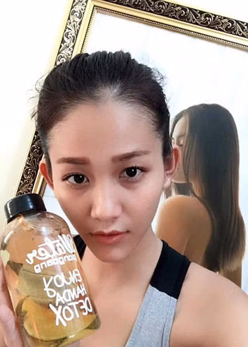 Tháng 1/2019, đạo diễn Trần Bình Trọng đưa chi tiết vụ mẫu nữ tố bị cưỡng hiếp vào phim hài Tết khiến Kim Phượng bức xúc. “Lấy nỗi đau của tôi để dựng phim cho mọi người cười cợt, đùa giỡn thì có quá đáng hay không? Tôi đã cố quên đi để sống thì mong mọi người đừng khơi gợi lại nữa", cô nói. Ảnh: FBNV
