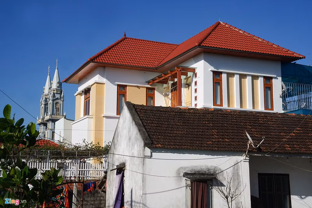 Việc xây biệt thự trên nền những căn nhà mái ngói cấp 4 cũ kỹ vẫn đang diễn ra. Cơ quan chức năng chưa thống kê cụ thể số biệt thự mọc lên trong thời gian gần đây.