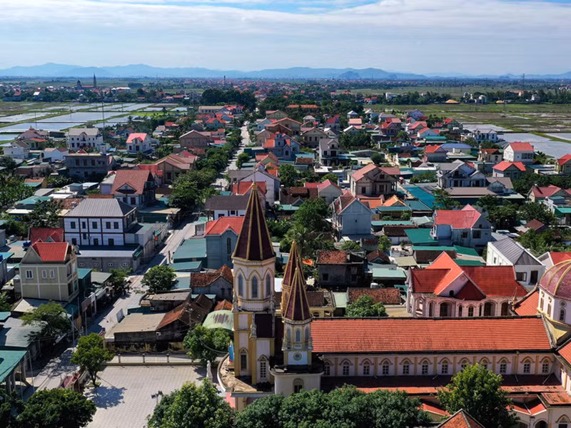  Xã Đô Thành, huyện Yên Thành cách trung tâm TP Vinh (Nghệ An) khoảng 50 km. Những năm gần đây, địa phương này xuất hiện nhiều biệt thự sau "cơn bão" xuất khẩu lao động.