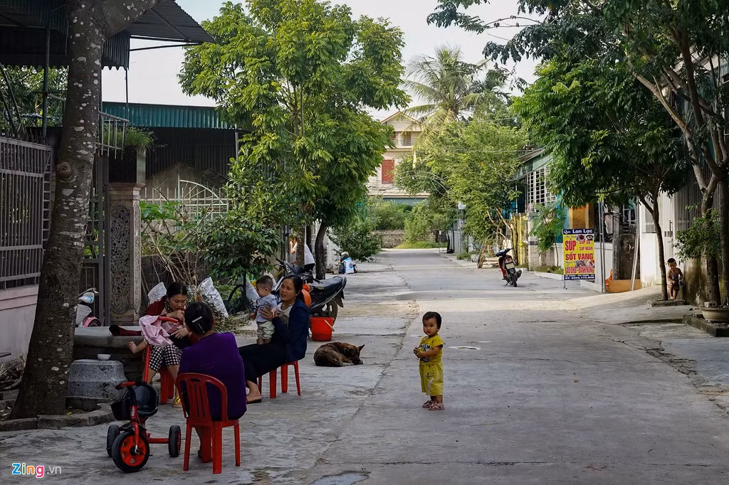 Nhiều gia đình ở Đô Thành và một số xã lân cận chỉ còn người già, phụ nữ và trẻ em ở lại. ''Chồng sẽ ra nước ngoài làm việc và gửi tiền về. Vợ ở nhà chăm sóc con cái và xây dựng nhà cửa", một chủ thầu xây dựng tên Bình cho hay.