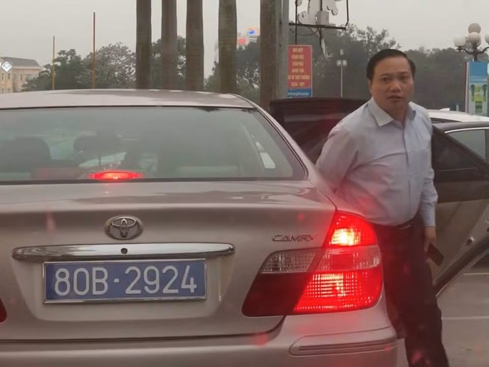 Nghi van Pho bi thu thuong truc Ninh Binh di xe co 2 bien so?