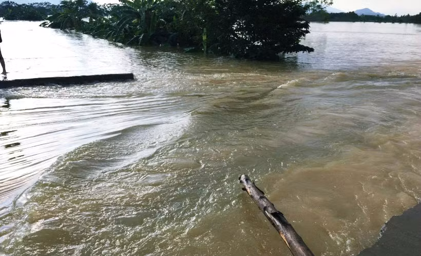Theo ông Lê Trung Hà, đoạn đê sông Bùi 2 bị vỡ nằm cách khu dân cư thuộc xã Hoàng Văn Thụ 1km. Tiếp nhận sự việc, từ sáng sớm, lãnh đạo UBND TP Hà Nội, lãnh đạo huyện Chương Mỹ và địa phương đã về tận hiện trường chỉ đạo khắc phục sự cố.