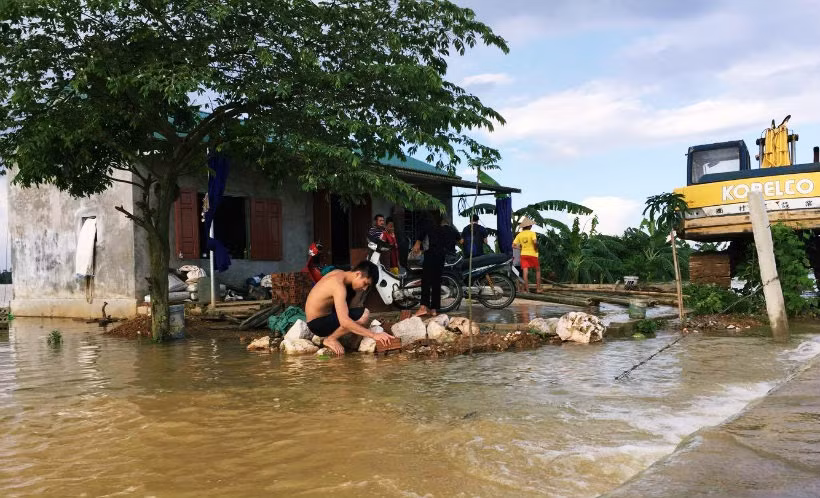 Nước lũ chảy ngập cả những cánh đồng, đường đi nối hai xã Tân Tiến và Hoàng Văn Thụ (huyện Chương Mỹ) đang gây ảnh hưởng đến cuộc sống người dân địa phương.