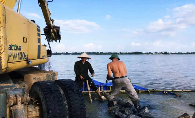 Chiều ngày 12/10, các cơ quan chức năng vẫn đang nhanh chóng khắc phục đoạn đê sông Bùi 2 bị vỡ.