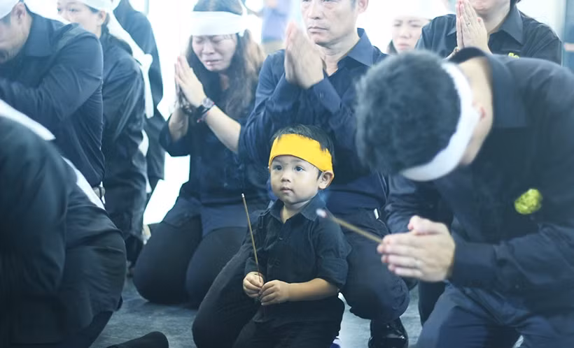 Cháu chắt của Thầy Văn Như Cương cúi đầu kính cẩn trước linh cữu thầy.