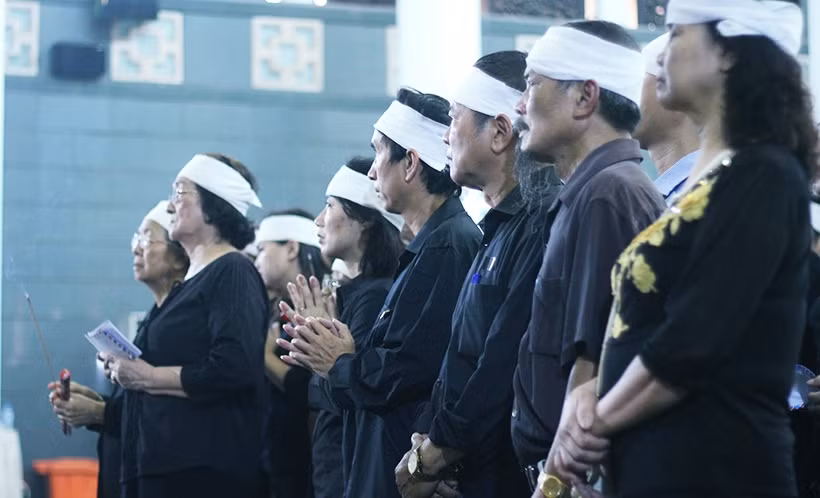 Người thân thầy Văn Như Cương khóc nghẹn, xúc động trước nỗi mất mát quá lớn lao.