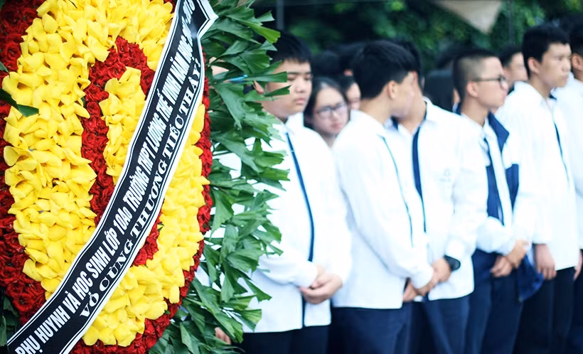 Những vòng hoa tươi của thế hệ học sinh TPT Lương Thế Vinh Hà Nội đến viếng người thầy, người "ông" thành kính.
