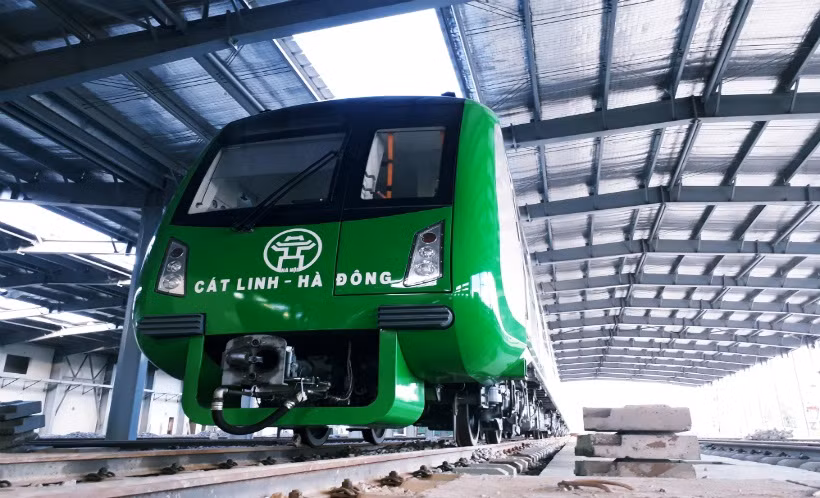 Theo Ban Quản lý dự án Đường sắt (Bộ GTVT), cuối tháng 7/2017 dự án đường sắt Cát Linh - Hà Đông sẽ hoàn thành công tác lắp đặt thiết bị. Bắt đầu từ tháng 10/2017, sẽ chạy thử liên động toàn hệ thống, và đến quý II/2018, dự án đưa vào khai thác thương mại. Tuy nhiên, nhiều hạng mục dự án bị chậm tiến độ, thiếu vốn nên vỡ kế hoạch chạy thử.