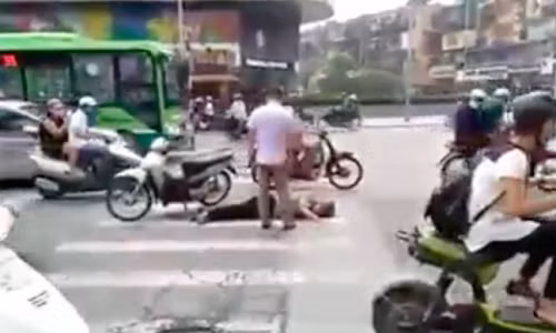 Khoảng 9h sáng ngày 27/9, ông Đ.M.T (SN 1942, quê Gia Lâm, Hà Nội) vừa đi xe máy từ Bệnh viện Hữu Nghị Việt Xô (Hà Nội) khám bệnh về đến ngã tư Phạm Ngọc Thạch (phường Trung Tự, quận Đống Đa, Hà Nội, hướng đi Tôn Thất Tùng) thì xảy ra tai nạn giao thông khiến ông T. tử vong ngay sau đó. Theo cơ quan công an, căn cứ vào hình ảnh trích xuất camera thì cụ ông T. điều khiển xe máy đi với tốc độ cao và húc vào đuôi xe cô gái đang chờ đèn xanh - đỏ khiến cả 2 cùng ngã xuống đường...