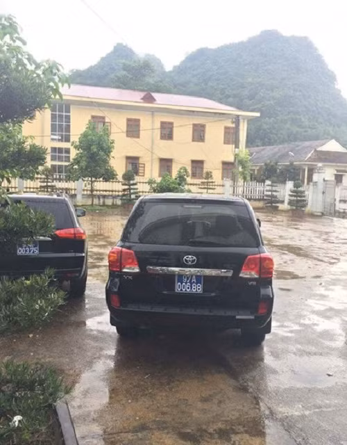 Xon xao xe tien ty, gan bien xanh xuat hien o Bac Kan