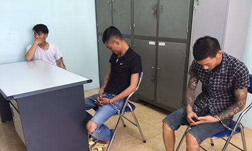 Nhom thanh nien cam sung di cuop giua pho Ha Noi