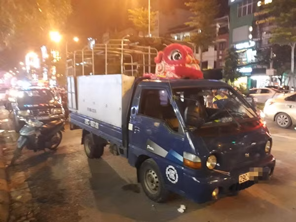 Hoang hot tai xe xe tai chet guc trong cabin tren duong pho Ha Noi-Hinh-2