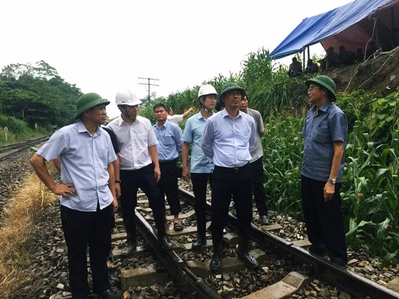 Tại hiện trường vụ sạt lở đất, đại diện Sở GTVT Yên Bái và ngành đường sắt cho biết, sơ bộ ước tính khối lượng đất đá sạt lở tại đây lên tới hơn 70.000m3 với chiều dài hơn 100m, chiều cao vết sụt khoảng 150m tràn ra khắp chiều rộng tuyến đường tỉnh 164 và lan sang đường sắt.