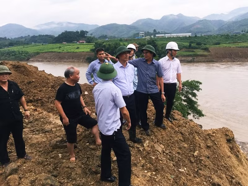 Thứ trưởng Bộ GTVT cùng đoàn công tác có mặt trực tiếp tại hiện trường.
