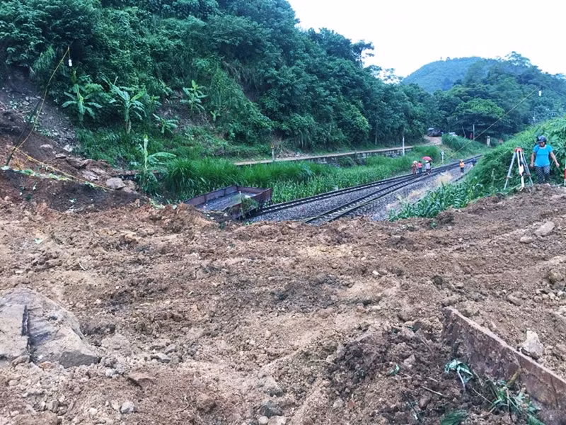 Ông Vũ Quang Hải, Chủ tịch UBND huyện Văn Yên, cho biết sự cố không gây thương vong về người nhưng đã làm tê liệt tuyến đường sắt Hà Nội - Lào Cai. Việc khai thông đường gặp khó khăn do trời tối, lượng đất sạt lở kéo dài hàng trăm mét.