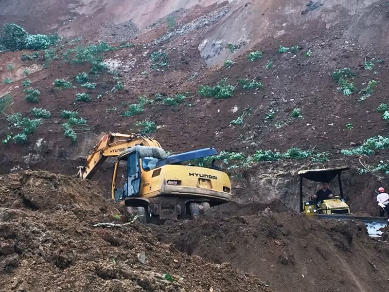 Được biết, các cơ quan chức năng vẫn tiếp tục huy động thêm phương tiện máy móc khác lên hiện trường nhằm thông tuyến trong thời gian sớm nhất.