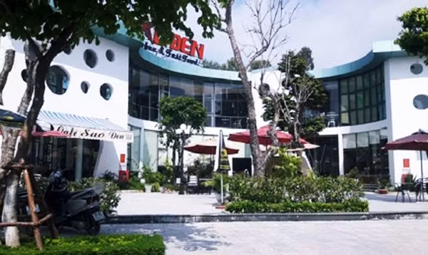 Theo quan sát của PV Kiến Thức, bên cạnh dịch vụ café, ăn sáng thì tại nhà hàng Sao Đen thỉnh thoảng còn phục vụ thêm việc rửa dọn nội thất xe ô tô, xe máy… Lượng khách hàng ra vào đây rất đông. Ảnh Đ.A.
