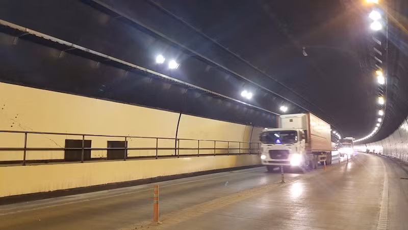 Được biết, ngày 26/10, lãnh đạo Tổng cục sẽ trực tiếp vào hầm Hải Vân để kiểm tra và xem xét, đánh giá các vết nứt tại hiện trường, đồng thời Cục Quản lý đường bộ III (Tổng cục đường bộ Việt Nam) có công văn đề nghị Công ty cổ phần đầu tư Đèo Cả kiểm tra các vết nứt trong hầm đường bộ Hải Vân. Ảnh: PLO.