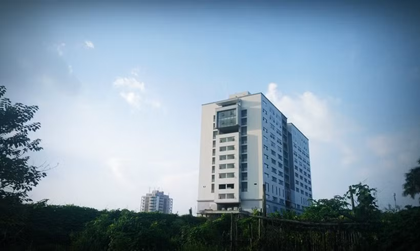 Tuy nhiên, mấy ngày nay, lãnh đạo UBND phường Cổ Nhuế 2 cung cấp thông tin cho báo chí rằng, dự án BVĐK Phương Đông đang bị đình chỉ vì xây dựng trước giấy phép điều chỉnh. Đồng thời, UBND quận Bắc Từ Liêm (Hà Nội), đã có quyết định xử phạt hành chính đối với công trình.