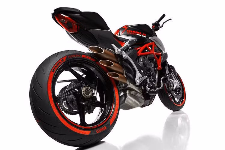 Đương nhiên, là một sản phẩm hợp tác với Pirelli nên Diablo Brutale 800 được trang bị sẵn cặp lốp Diablo Rosso III "hàng hiệu", được sơn kẻ chỉ đỏ nổi bật.