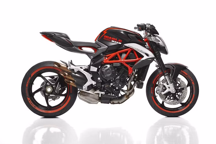 Thuộc dòng naked-bike Brutale mới, Diablo Brutale 800 cũng có các chi tiết như cụm đèn trước thiết kế vuốt nhọn về phía trước, yên xe có khe hở cùng các mảng thân xe đầy "cơ bắp" và hoang dại.