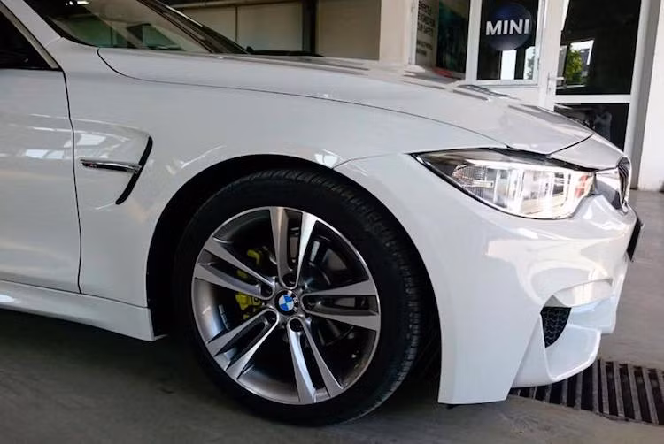 Tuy nhiên, chủ của chiếc xe này hiện mới chỉ dừng việc nâng cấp bodykit theo phong cách M4 mà vẫn giữ nguyên bộ mâm đúc nguyên bản của 428i. Nếu như thay thế nốt bộ mâm này bằng mâm M4 hay một bộ mâm độ tương đương, ngay cả những người yêu xe cũng khó có thể phân biệt nó với M4 mui trần "thật".
