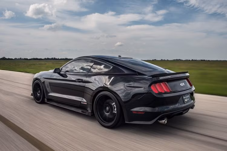 Với sức mạnh này, bản độ Ford Mustang GT 5.0 đã có thể sánh ngang với những siêu xe khi đạt thời gian tăng tốc từ 0-100 km/h chỉ trong 3,1 giây, thời gian chạy hết một đường đua drag 402 m trong 10,7 giây và tốc độ tối đa lên tới 335 km/h.