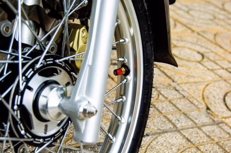 Đầu tiên, "dàn chân" của chiếc xe đã được chủ nhân độ lại với vành nhôm Racing Boy cùng đùm kiểng 2 tông màu đẹp mắt.