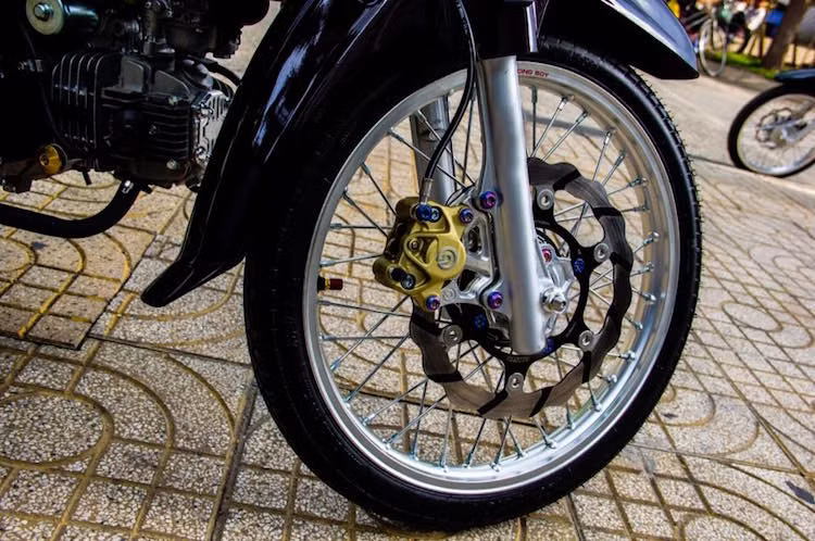 Hệ thống phanh đùm nguyên bản trên xe cũng được nâng cấp lên phanh đĩa với heo Brembo 2 pis đối xứng, pát nhôm CNC và đĩa Galfer đẹp mắt.