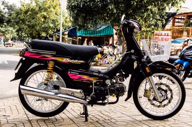 Du nhập vào Việt Nam cùng thời điểm với Honda Dream II (hay còn được người Việt gọi là Dream cao), Honda Dream "lùn" ít được dân chơi ưa chuộng hơn. Tuy nhiên, với một số món đồ chơi "hàng hiệu", Dream "lùn" có thể trở thành chiếc "xe chơi" đầy cá tính.