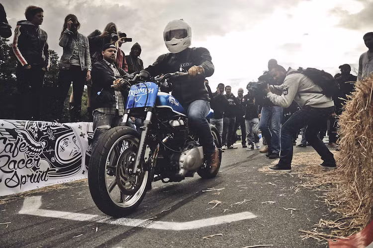 Với loạt xe độ cực "dị" ở vạch xuất phát, chiếc Triumph Bonneville của xưởng FCR Original trông khá "nguyên bản". Tuy nhiên, từ "nguyên bản" không phù hợp khi nói về nội công của chiếc xe khi nó có đã được doa nòng bằng bộ kít Wiseco, chế Mikuni HSR họng trơn và nitro.