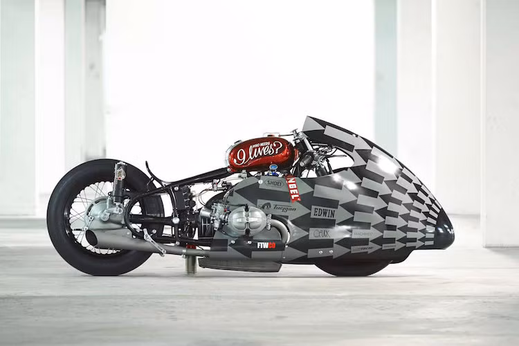 Năm 2013 tại lễ hội cafe racer Glemseck ở Đức, chiếc BMW độ theo phong cách tốc độ "Sprintbeemer" của Seb Lorentz đã chiến thắng tại cuộc đua StarrWars. Cũng được trang bị động cơ BMW R100RS, tuy nhiên chiếc xe đã được độ lại với chế hòa khí Dell'Orto, cam cò độ, côn gốm HPN và đặc biệt là bình nitro.