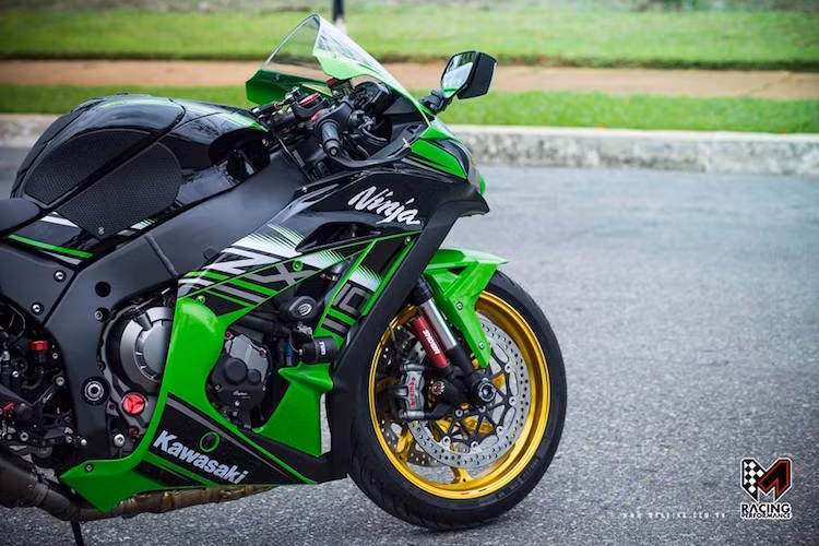 Không tính một số mẫu xe sản xuất giới hạn hoặc "chạy sân" như Honda RC213V-S hay Ninja H2/H2R từ chính Kawasaki, ZX-10R 2016 hiện đang là mẫu superbike sản xuất số lượng lớn mạnh nhất Thế giới. Để dễ so sánh, Ducati 1299 Panigale chỉ đạt 205 mã lực, trong khi con số này ở BMW S1000RR là 199 mã lực.