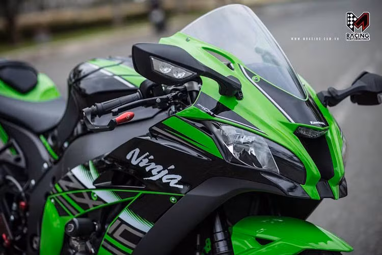 Mặc dù là một dòng xe khá mới nhưng ZX-10R đã nhanh chóng được những người chơi xe môtô pkl tại Việt Nam ưa chuộng và bắt đầu trang bị cho chiếc xe những "đồ chơi" khủng. Trong đó, một cửa hàng đồ chơi xe tại Sài Gòn đã nhanh chóng nhập về và trang bị cho chiếc xe những phụ tùng nâng cấp mới nhất, được thiết kế dành riêng cho ZX-10R 2016.