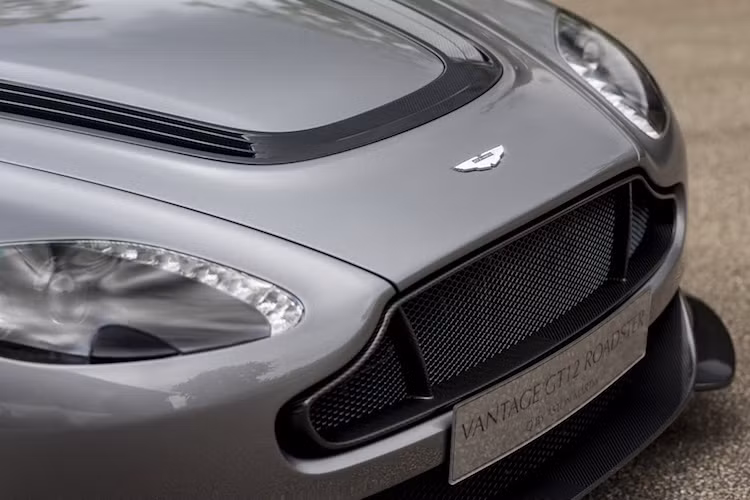 Nằm bên dưới nắp ca-pô của Vantage GT12 Roadster là khối động cơ V12 6 lít nạp khí tự nhiên, đem tới công suất tối đa 600 mã lực. Giống như phiên bản coupe, chiếc xe còn có nhiều chi tiết bằng magie, hệ thống xả titan và nhiều mảng thân bằng sợi carbon để giảm trọng lượng.
