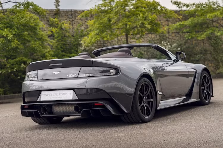 Giống như phiên bản coupe được ra mắt lần đầu vào năm ngoái, Vantage GT12 Roadster cũng có bộ bodykit tương tự như những chiếc xe đua Aston Martin tại thể thức đua GTE thuộc giải đua đường trường WEC (World Endurance Championship) của Liên đoàn đua ôtô Thế giới FIA. Tuy nhiên, chiếc xe không có cánh đuôi phía sau như bản coupe.