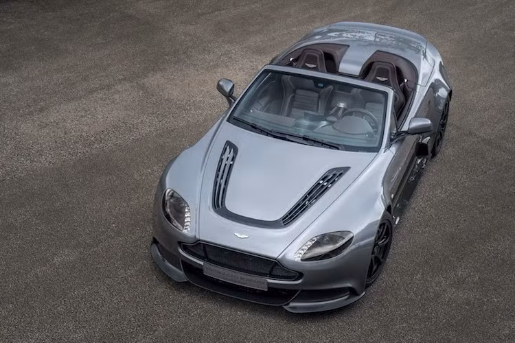 Được một đại gia bí ẩn đặt hàng, bộ phận Q của Aston Martin đã phải mất 9 tháng mới có thể tạo ra chiếc Vantage GT12 Roadster duy nhất trên Thế giới này.