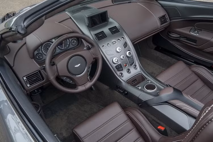 Để giữ cho Vantage GT12 Roadster trở nên "thân thiện" nhất khi di chuyển trên đường phố, Aston Martin vẫn trang bị cho xe hệ thống thông tin giải trí AMi III thế hệ mới nhất, dàn âm thanh 160W trong một khoang nội thất bọc da nâu cao cấp cùng các chi tiết sợi carbon.