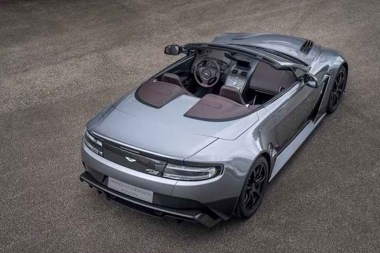 Ngoài ra, GT12 Roadster còn sở hữu bộ mâm siêu nhẹ 7 cánh bằng magie đi kèm lốp Michelin Sport Cup 2 và nối với hệ thống treo đặc biệt, đã được Aston Martin điều chỉnh chính xác để đem tới cảm giác lái tuyệt vời nhất trên đường đua.