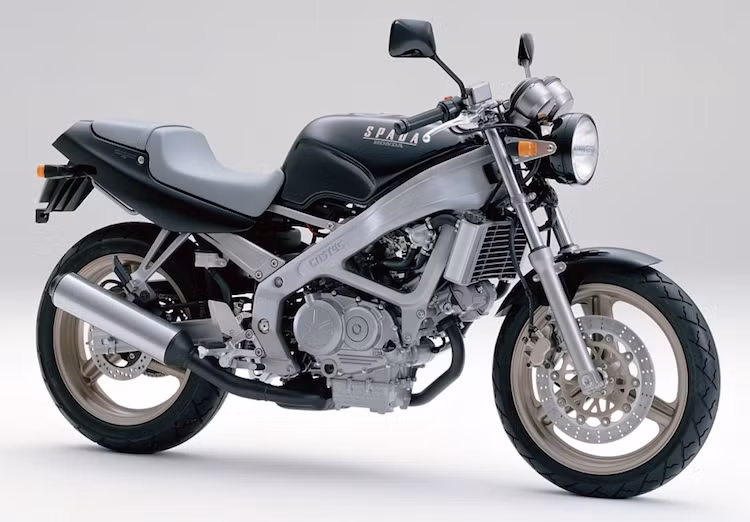Nếu như ngày nay Honda tung ra một chiếc naked bike với khung nhôm đúc và động cơ V-Twin 250 cc 45 mã lực như VT250 Spada, chắc chắn nó sẽ bán "chạy như tôm tươi". Xét tới việc chiếc CB300F vừa được hãng tung ra vào năm ngoái chỉ có động cơ 1 xi-lanh 30 mã lực và khung thép ống, chúng ta mới có thể thấy rằng Honda đã tạo ra một sản phẩm "siêu việt" tới nhường nào vào năm 1988.