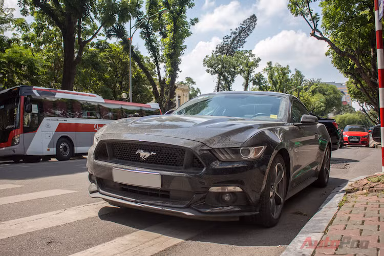 Mang biển số trắng Hà Nội, chiếc Ford Mustang GT 5.0 vừa xuất hiện trên phố thuộc đời 2015 với động cơ V8, dung tích 5.0L, nổi trội hơn các phiên bản khác dùng loại EcoBoost I4 2.3L.
