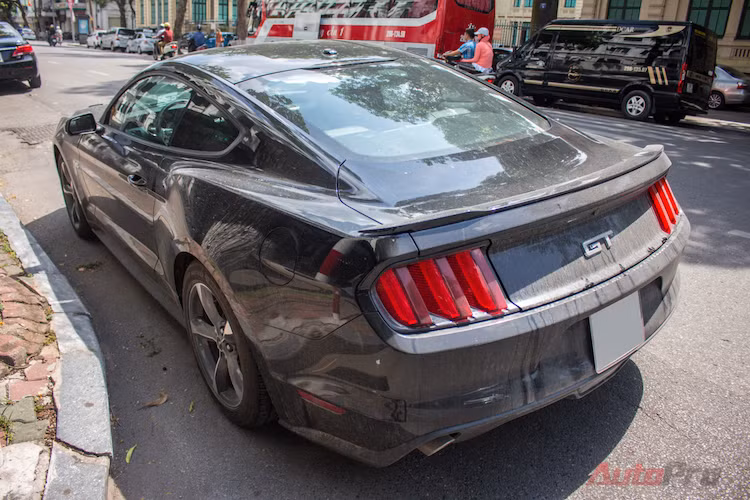 Đèn báo rẽ chạy theo kiểu tuần tự. Logo của mẫu xe cơ bắp GT được gắn ngay phía sau. Ford Mustang GT 5.0 sở hữu ống xả kép bố trí cân xứng hai bên. Âm thanh uy lực tới từ khối động cơ V8 dung tích 5.0L.