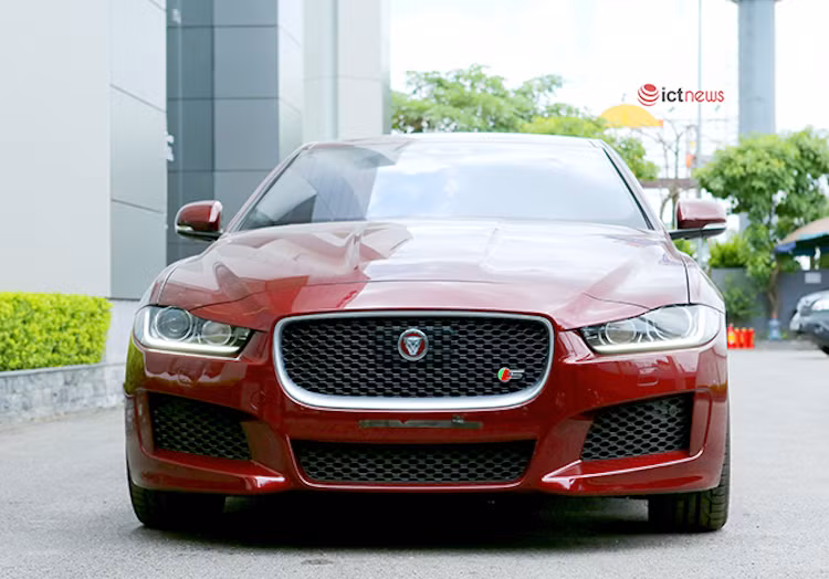 Ngoại thất của xe nổi bật với cụm đèn pha Bi-xenon tự động điều chỉnh góc chiếu, dải đèn LED ban ngày tương tự như phiên bản trước đem lại cái nhìn thể thao cho xe.