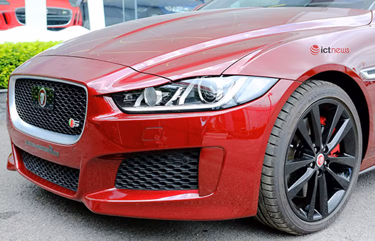 Xe chỉ mất khoảng 5 giây để đạt tốc độ 100km/h trước khi đạt tốc độ tối đa 250 km/h. Đi kèm với khối động cơ này là khối hộp số tự động 8 cấp, cho khả năng vận hành mạnh mẽ và tiết kiệm nhiên liệu.