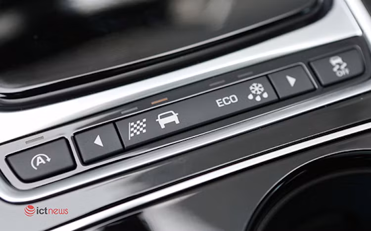 Ngoài ra, xe còn được trang bị nhiều tính năng an toàn như hệ thống cảnh báo va chạm, kiểm soát hành trình, hệ thống ổn định thân xe, phanh tự động, cảnh báo điểm mù, cảnh báo chệch làn đường…