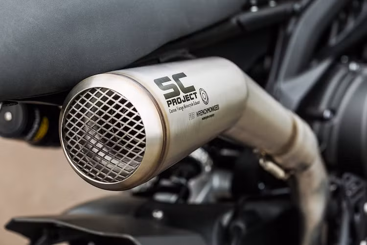 Cuối cùng, để biến Monkeebeast trở thành một chiếc scrambler thực thụ, Wrenchmonkees đã chế lại cổ pô của xe để dẫn lên vị trí cao hơn, cùng với lon SC Project tạo thành hệ thống pô vắt.