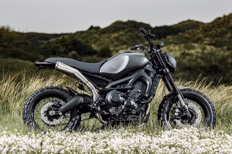Yamaha XSR900 là một mẫu xe được thiết kế theo phong cách hoài cổ, tối giản để cạnh tranh với Ducati Scrambler. Tuy nhiên dưới mắt 2 chàng trai Per Nielsen và Nicholas Bech - chủ của hãng độ Wrenchmonkees ở Đan Mạch, XSR900 vẫn chưa đủ "ngầu" và chưa phải là một mẫu xe phóng khoáng kiểu scrambler đích thực.