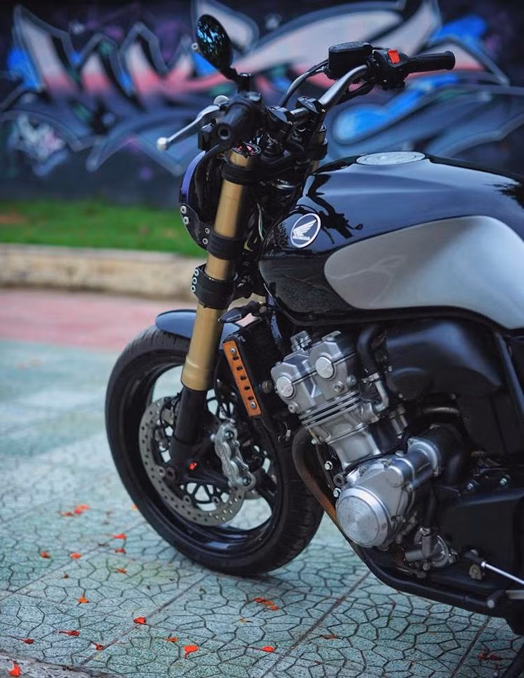 Thay vì cặp phuộc ống lồng nguyên bản trên bản độ Honda CB400SF, chủ xe đã thay phuộc trước bằng loại USD Marzocchi có nguồn gốc từ Ducati 1199 Panigale, kèm theo hệ thống phanh đĩa kép với heo Brembo Monoblock. Vành đúc nguyên bản 3 cánh của xe được giữ lại, nhưng dùng lốp Michelin Road 4 vân chống trơn.