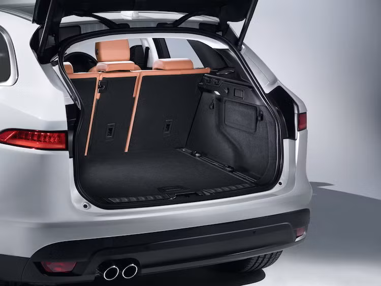 Thể tích khoang hành lý của F-Pace rộng nhất nhì trong phân khúc, lên tới 650 lít và đương nhiên có thể mở rộng bằng cách gấp hàng ghế sau lại.