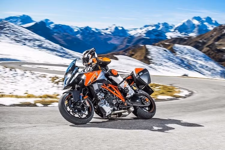 Về cơ bản, có thể coi chiếc môtô KTM 1290 Super Duke GT là "đứa con lai" giữa 2 dòng xe hiện tại của hãng là naked bike 1290 Super Duke R và 1290 Super Adventure.
